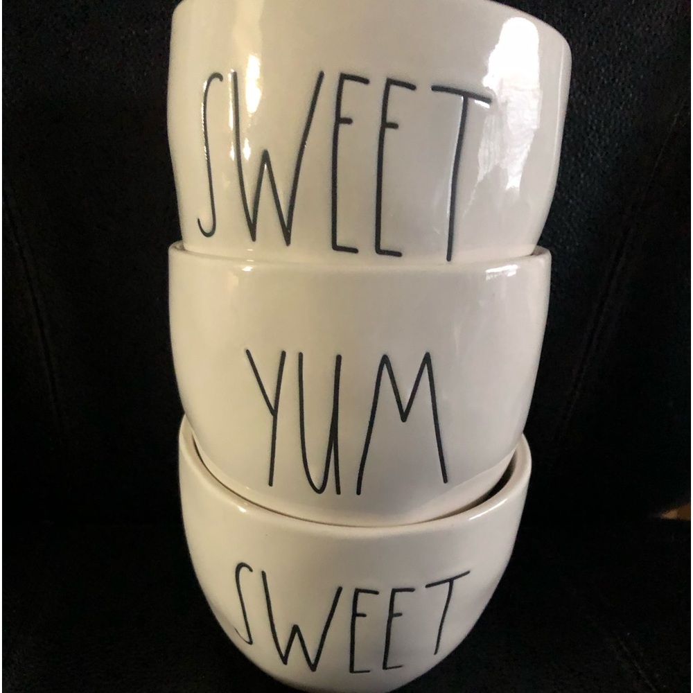 Icecream set. Scoop and 3 bowls. Scoop used a few times but bowls only as decor.